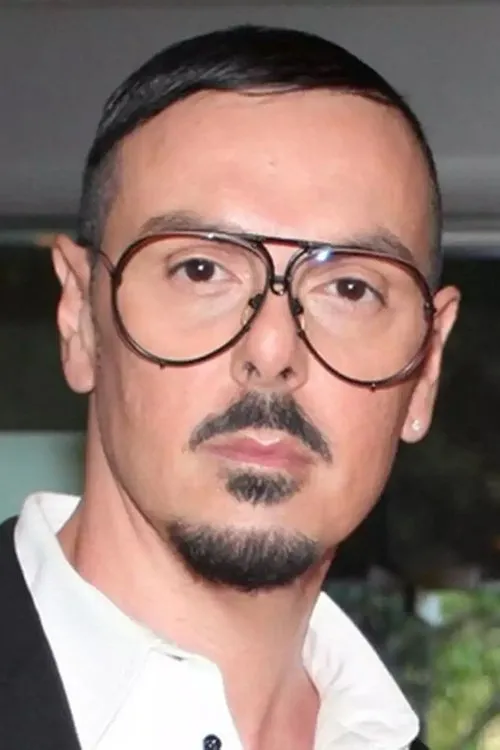 Νίκος Βουρλιώτης interpretando a Tzimis