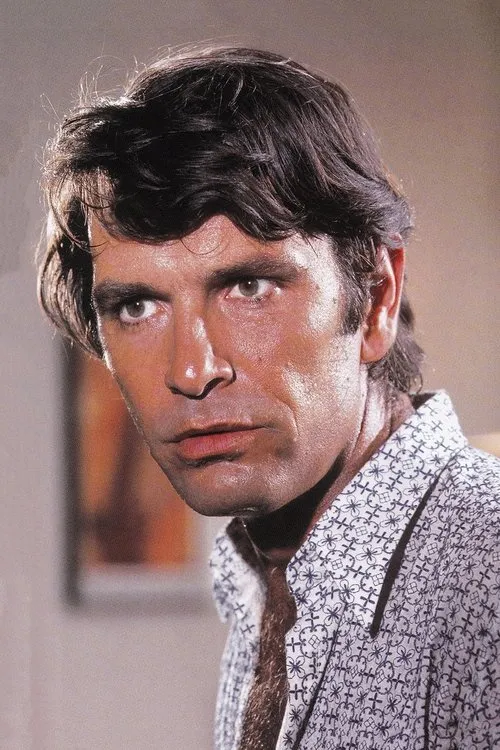 Νίκος Κούρκουλος interpretando a Nikos Tzanou