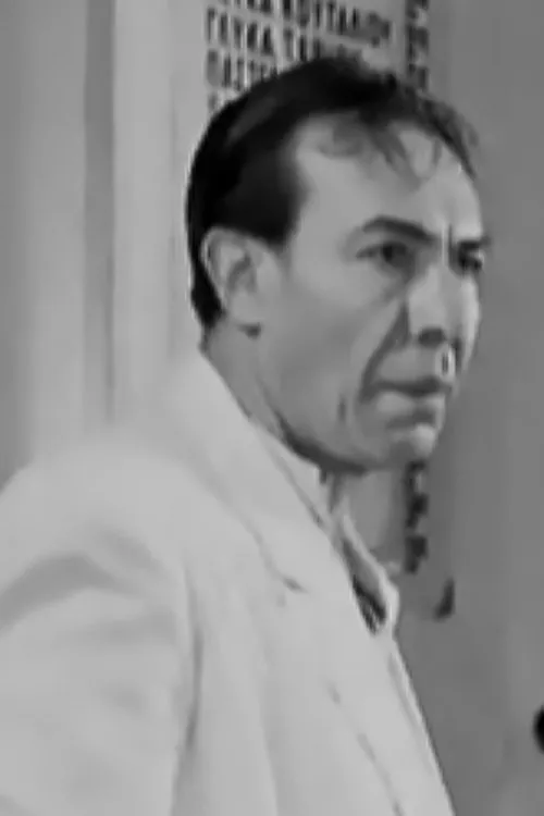 Nikos Neogenis interpretando a 