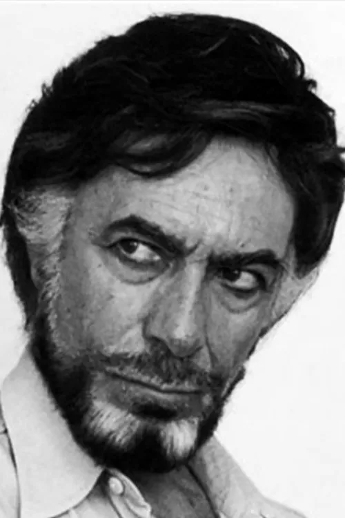 Nikos Vastardis interpretando a Orestis Klappas