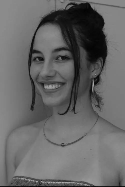 Nina Abreu interpretando a Nina