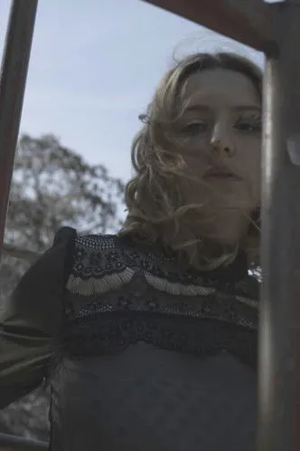 Nina Braga interpretando a Clarissa