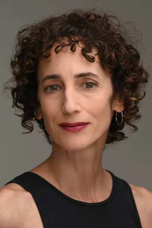 Nina Goldman interpretando a Claudine