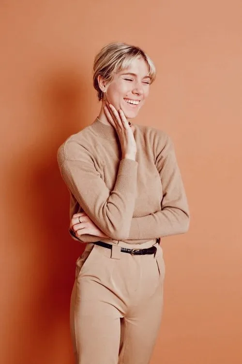 Nina Kramer interpretando a Katie