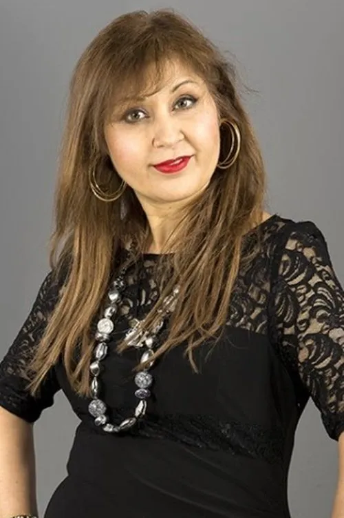 Nina Kumar interpretando a Applicant