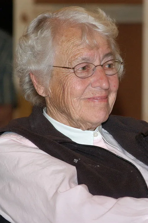 Nina Leopold Bradley interpretando a Self