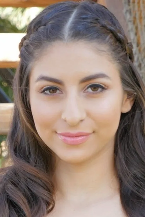 Nina North interpretando a (archive footage)