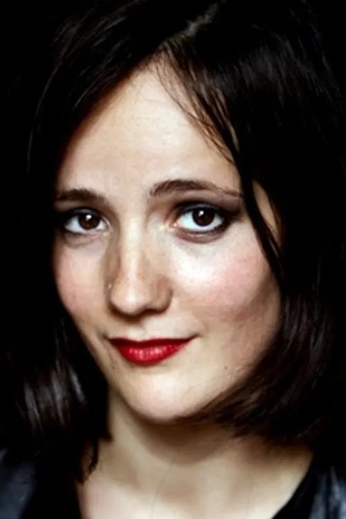 Nina-Paloma Polly interpretando a L'assistante de Laura