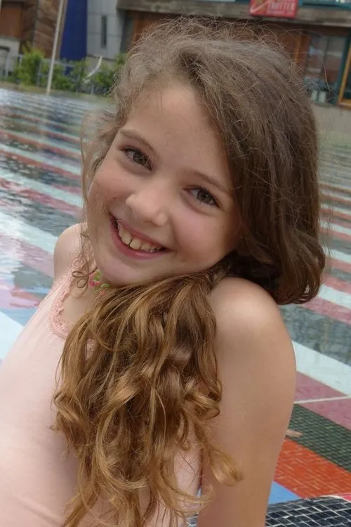 Ninon Jaegle interpretando a Lola