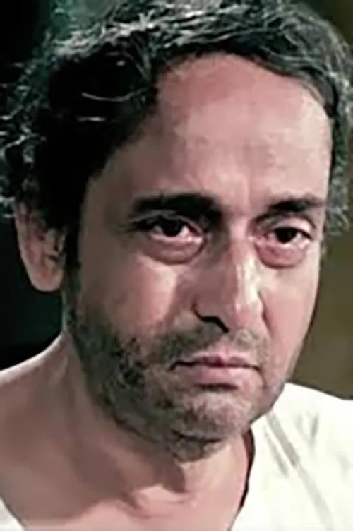 Nirmal Kumar interpretando a