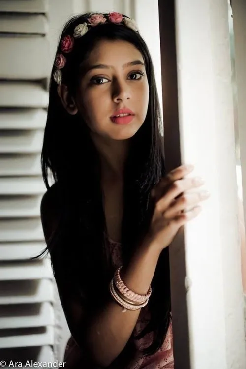 Niti Taylor — personaje: Prachi kapoor