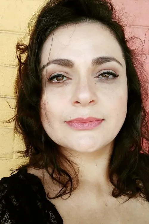 Nívia Carla interpretando a Recepcionista