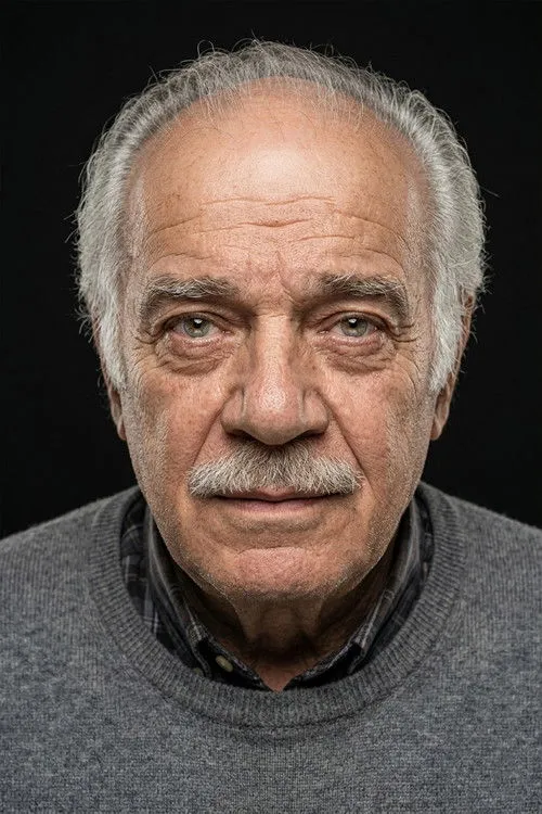 Niyazi Er interpretando a 