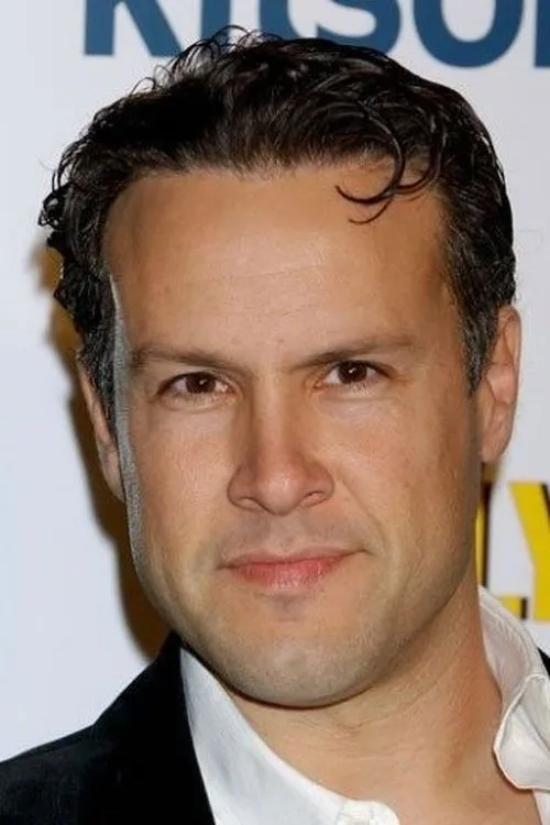 Noah Blake interpretando a Commander Barnes