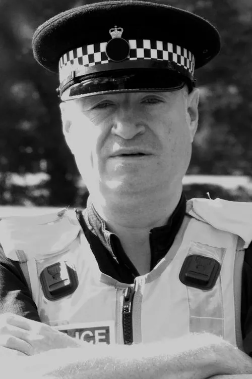 Noah Burd interpretando a #7