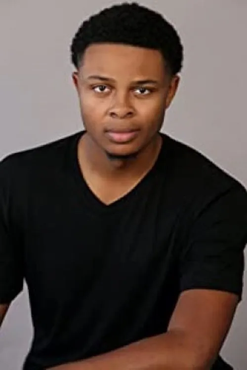 Noah Diggs interpretando a Junior