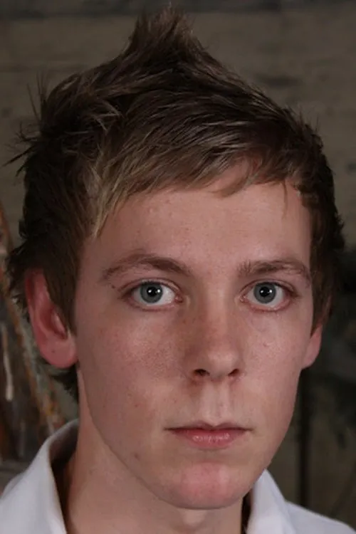 Noah James interpretando a 