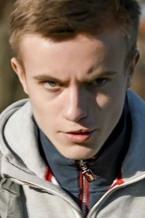 Noah Skovgaard Skands interpretando a Silas