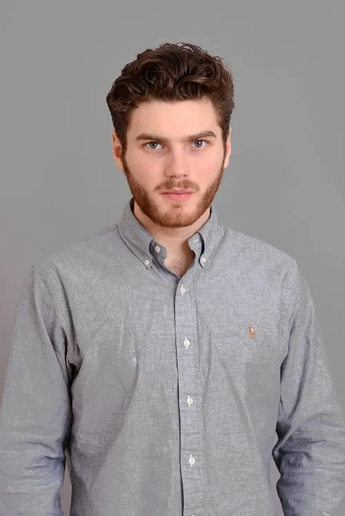 Noah Valdfogel interpretando a Elias