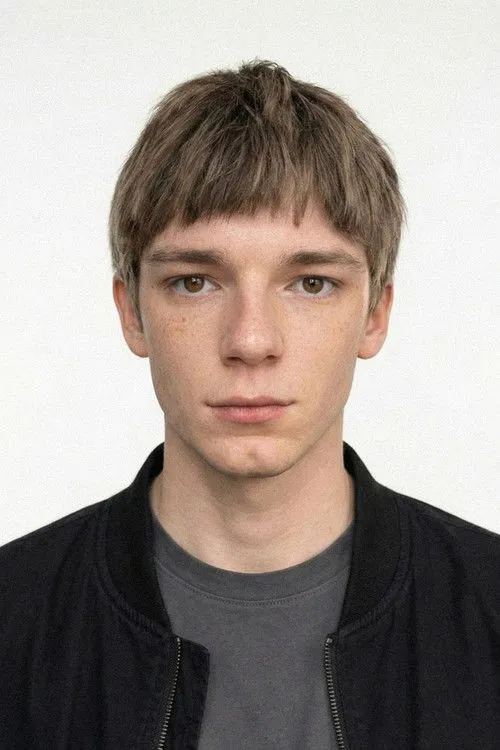 Noah Watzlawick interpretando a Pierrot