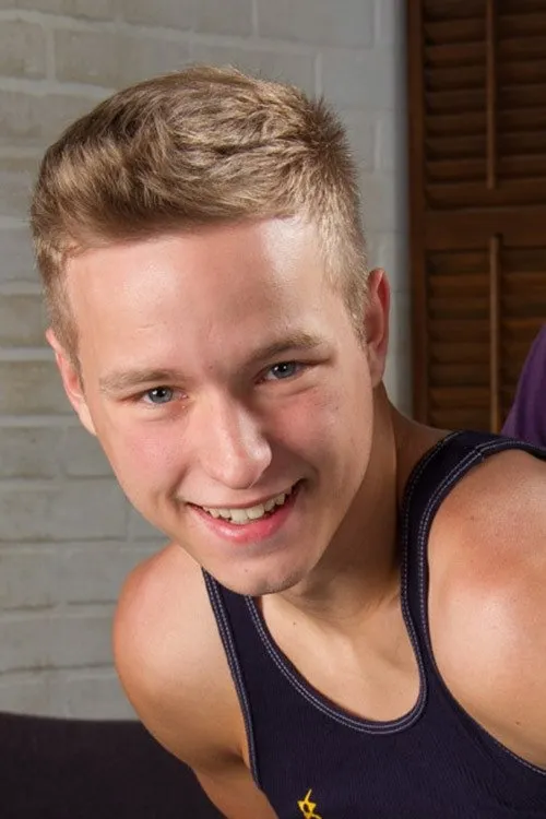 Noah White interpretando a 