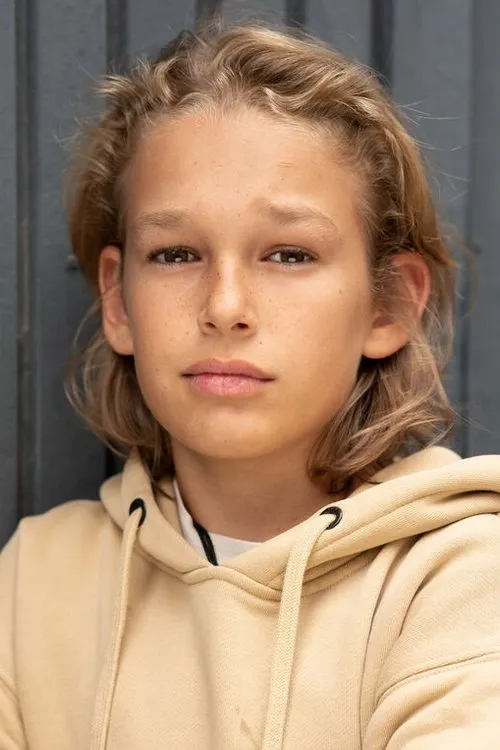 Noèl Gabriel Kipp interpretando a Umbo