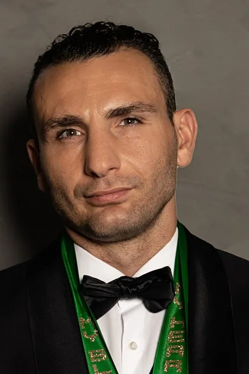 Noel Gevor Mikaelyan interpretando a Self