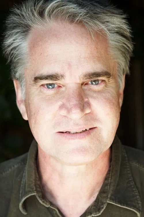 Noel Hodda interpretando a Brian