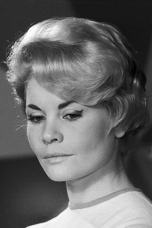 Noëlle Adam interpretando a Road woman