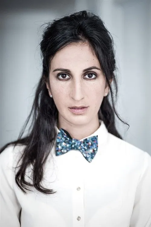 Noémie Chicheportiche interpretando a Sam