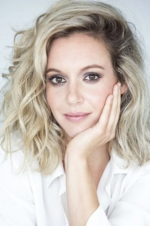 Noémie Yelle interpretando a Sophie