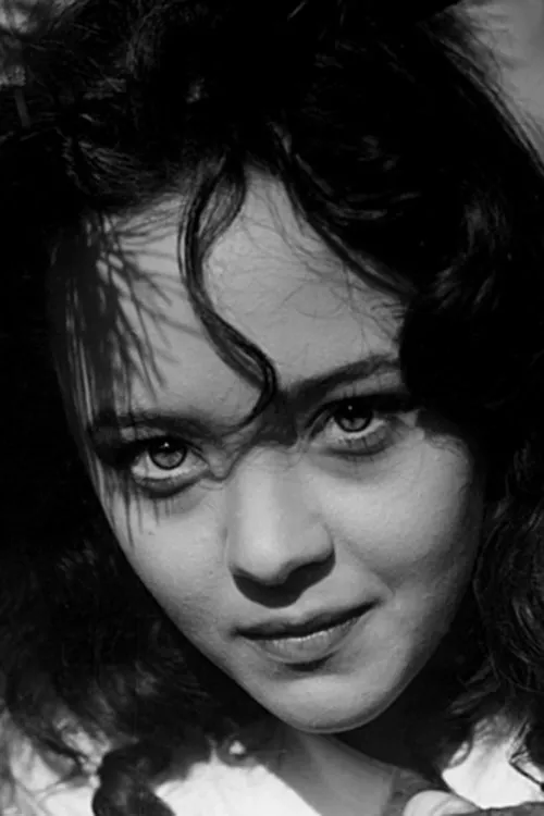 Nora Mäkinen interpretando a Vappu Vuorenkaiku