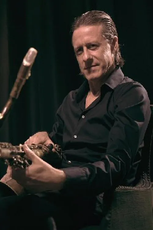 Norberto Fimpel interpretando a Sax, Percussion