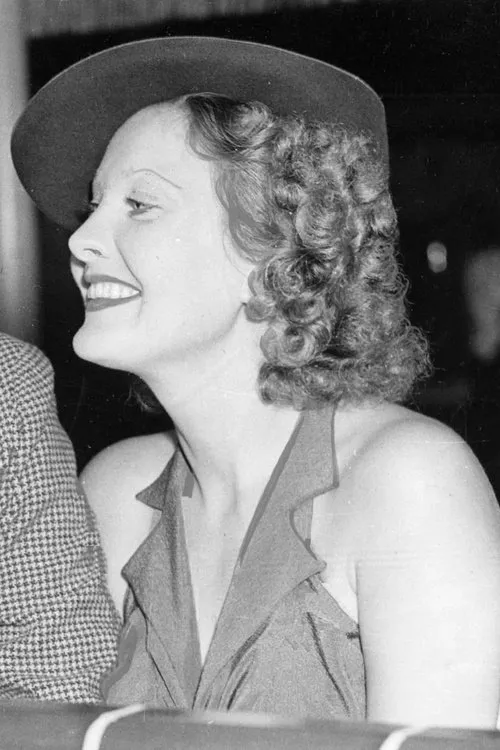 Norma Taylor interpretando a Dorothy Bruce