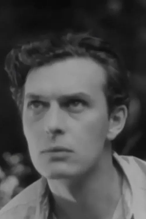 Norman Dryden interpretando a The Boy