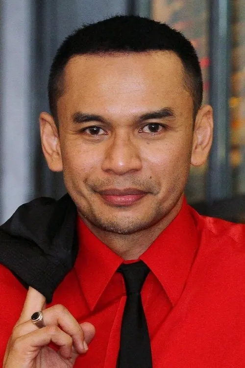 Norman Hakim interpretando a Rafayel