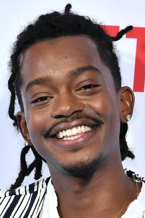 Norman Johnson Jr. interpretando a Fred