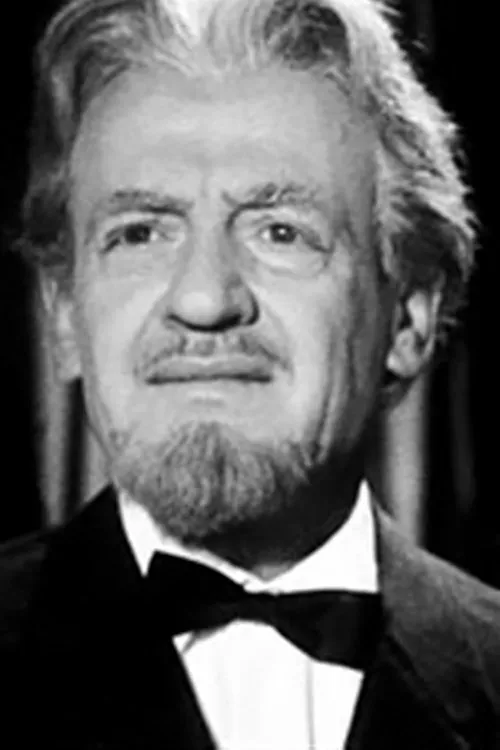 Notis Peryalis interpretando a