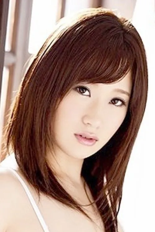 Nozomi Hinata interpretando a 