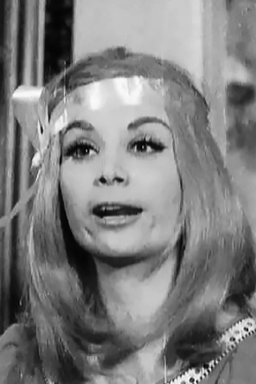 Ντέπυ Γεωργίου interpretando a 