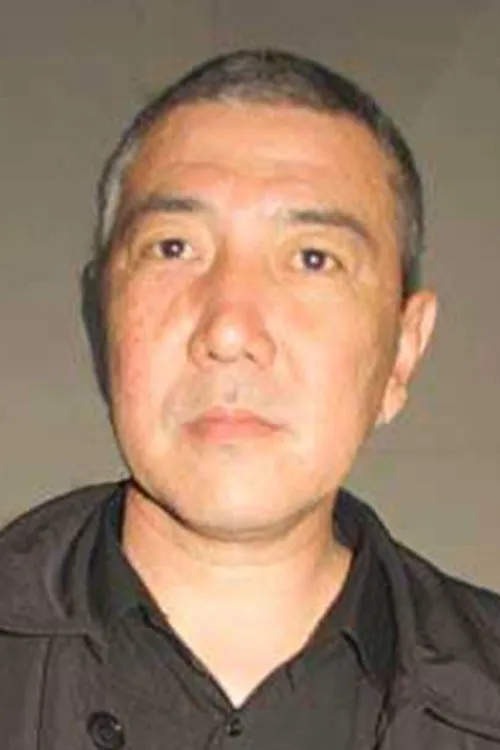 Nurbek Mukushev interpretando a chief of police