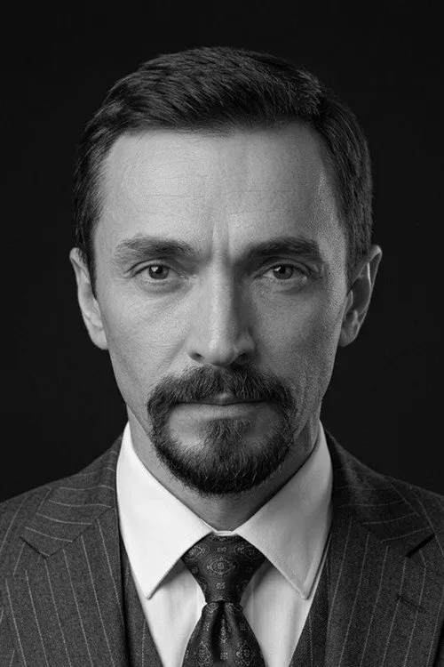 Nuri Kırgeç interpretando a 