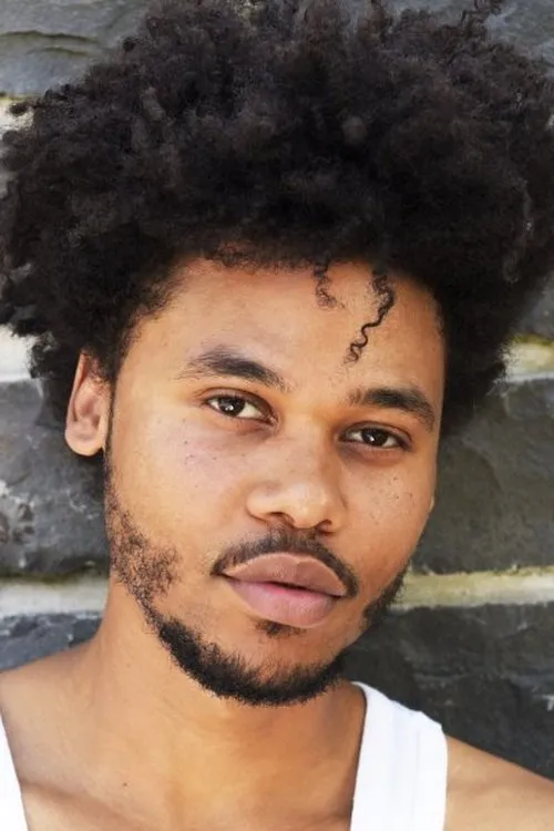 Nyamandi Adrian interpretando a Jason