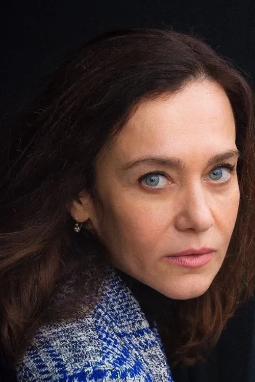 Oana Solomon interpretando a Leslie