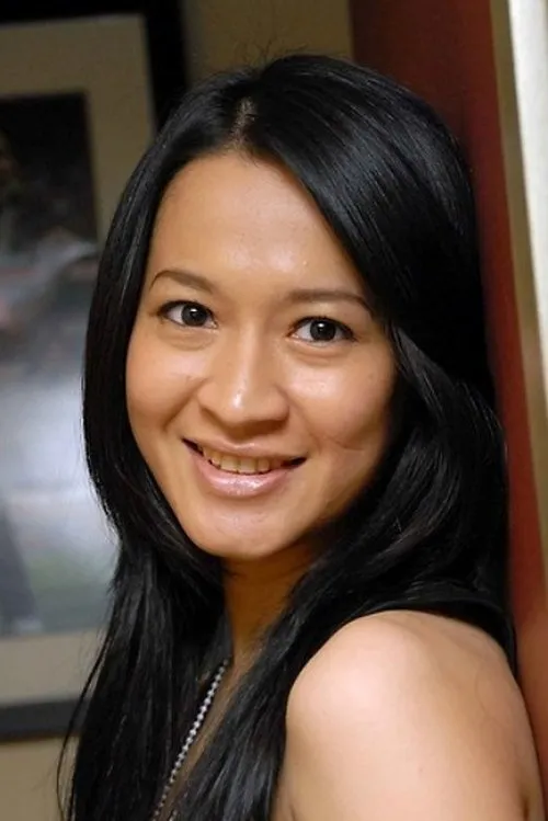 Okie Agustina interpretando a Ibu Gutu Tuti