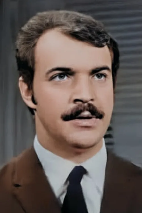 Oktar Durukan interpretando a Ayhan