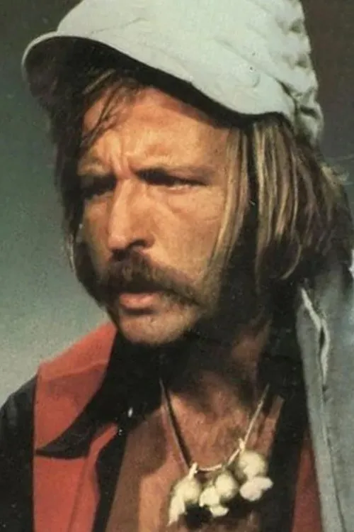 Oktay Yavuz interpretando a 