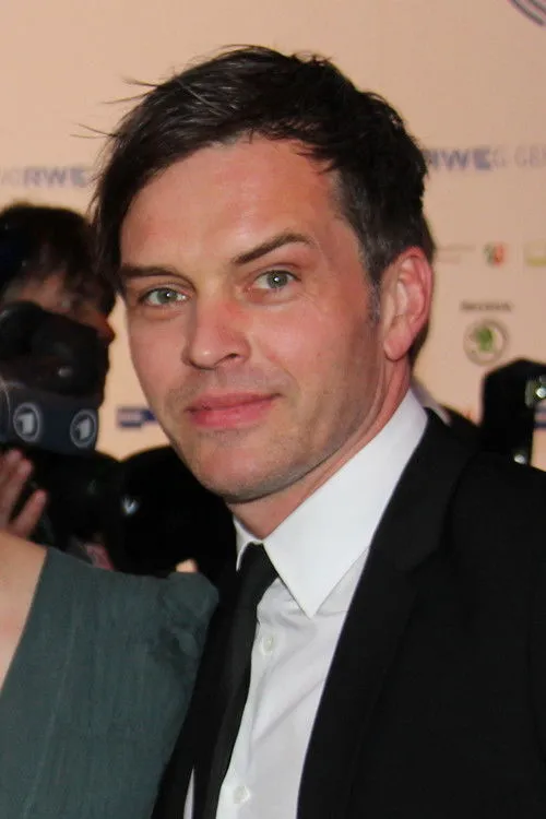 Ole Puppe interpretando a Thomas Wallner