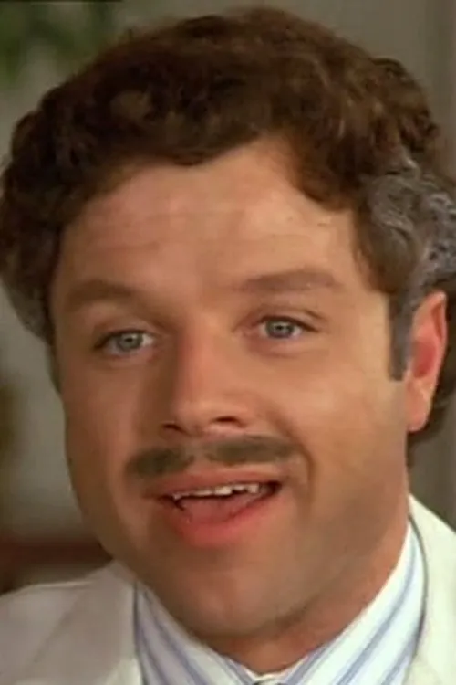 Ole Søltoft interpretando a Dr. Lennart Peterson