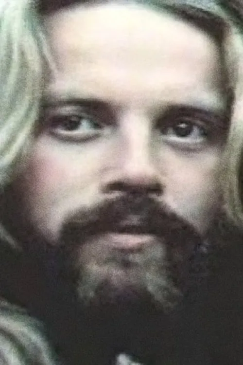 Olin interpretando a